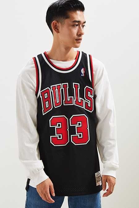 How To Wear Basketball Jersey Outfit Men, Men’s Basketball Jersey Outfit, Basketball Fashion Mens, Hoodie Jersey Outfit, Basketball Style Outfit, Basketball Men Outfit, Jersey Fashion Mens, Basketball Jersey Over Hoodie Outfit, Bulls Jersey Outfit Men