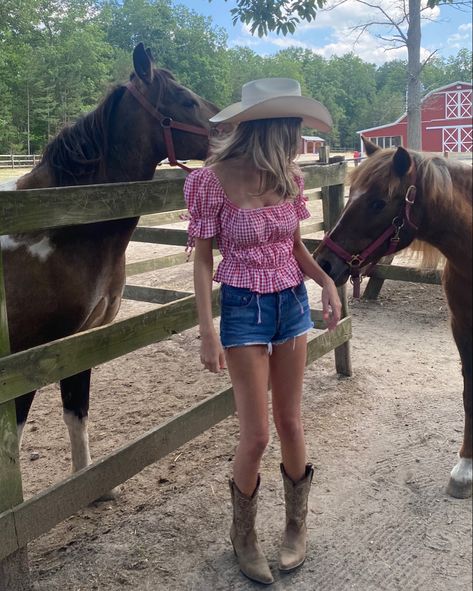 Farm Girl Outfits Aesthetic, Farm Clothes Aesthetic, Farm Life Outfit, Stockyards Outfit, Midwest Nostalgia, Vintage Cowgirl Aesthetic, Miley Stewart Summer, Farm Girl Outfits, Bareback Riding