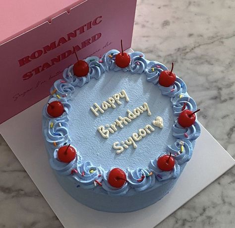 Korean Cake Aesthetic Blue, Round Birthday Cakes, 19th Birthday Cakes, 22nd Birthday Cakes, Bolo Vintage, 23 Birthday, Ugly Cakes, Blue Birthday Cakes, 17 Birthday Cake