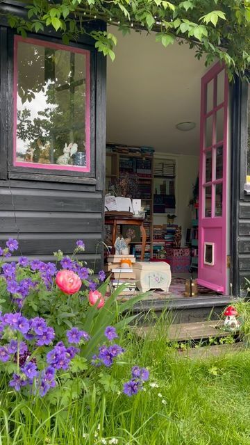 Ova Ceren📚 on Instagram: "🧡✨I hope these little things that brought me joy this year bestows you a smile besties! Can you believe there’s only 9 days to 2024? I need more garden library through the year / seasons videos for sure 🧡 #seasonspoetry #cottagecoreaesthetic #librariesofinstagram #booknook #bookishphotography" Greenhouse Library Aesthetic, Library In Garden, Garden Library Aesthetic, Backyard Library, Greenhouse Decor, Library Garden, Cottage Library, Reading Spaces, Reading Garden