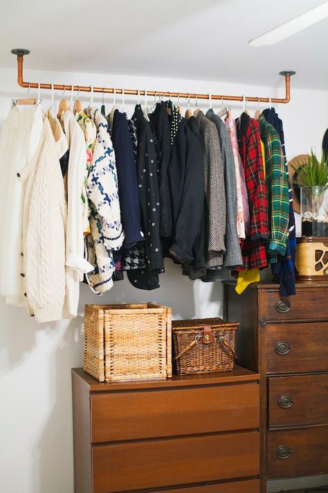 31 DIY Clothing Rack Ideas to Conveniently Increase Storage Space Clothes Storage Without A Closet, Diy Clothes Rack Pipe, Diy Closets, Garderobe Diy, Diy Clothes Storage, Pipe Clothes Rack, Clothes Hanger Storage, Diy Clothes Rack, Diy Rangement