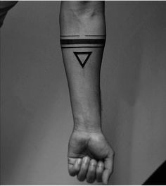 Armband Tattoo Mann, Tato Lingkaran, Wrist Band Tattoo, Band Tattoos For Men, Tattoo Band, Simple Arm Tattoos, Simple Tattoos For Guys, Forearm Band Tattoos, Band Tattoo Designs