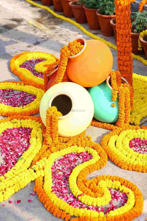 Matka Flower Decoration, Wedding Matka Decorations, Matka Decoration For Diwali, First Night Room Decoration, Matka Decoration, Jai Mahal Palace Jaipur, Indian Carnival, Navratri Decor, Haldi Decorations