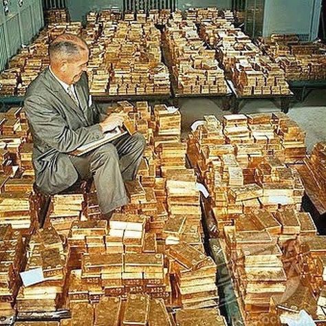 Imagine to be in a room full of gold bars. Make your dreams come true! Feel wealthy and be thankful for your abundant life! You can manifest your deepest desires if you strongly believe that they will be true now. #gold #rich # #lifestyle #treasure #goldbars #bank #wealthy #wealth „Pic: Instagrammer @luxurybulls” Photographie New York, Billionaire Club, جنيه مصري, Free Money Hack, Gold Reserve, Gold Bullion Bars, Money Generator, Money Stacks, Gold Bars