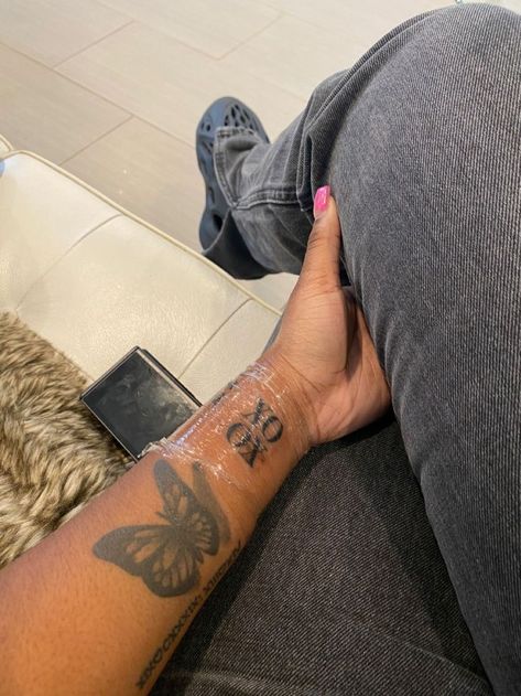 Tattoo Add Ons, Tattoo Ideas Black, Cute Thigh Tattoos, Pretty Hand Tattoos, Girl Y2k, Tattoos For Women Half Sleeve, Black Girls With Tattoos, Henna Tattoo Designs Simple, Tattoos For Black Skin