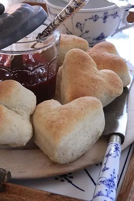 43 Heart Shaped Foods to Make a Delicious Surprise Meal for Valentine's Day ... Heart Shaped Food, Heart Food, Think Food, Pretty Food, Food Cravings, I Love Food, Cute Food, Aesthetic Food, Good Eats