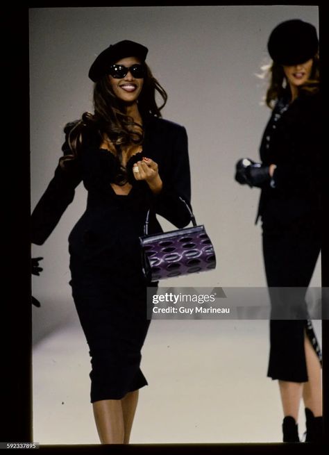 Model walks the Fall Winter 1991-1992 Azzedine Alaia Ready to Wear... News Photo - Getty Images 90s Supermodel Aesthetic, Supermodel Aesthetic, Runway Fashion Vintage, Ready To Wear Runway, Azzedine Alaïa, Models 90s, Model Runway, Beautiful Photoshoot Ideas, Runway Fashion Couture