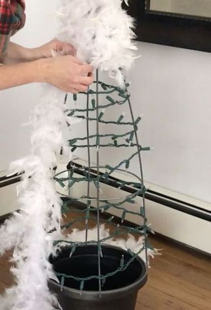 Christmas Topiaries, Tomato Cage Christmas, Tomato Cage Crafts, Fall Topiaries, Topiary Diy, Treats Christmas, Christmas Topiary, Recipes Christmas, White Christmas Trees