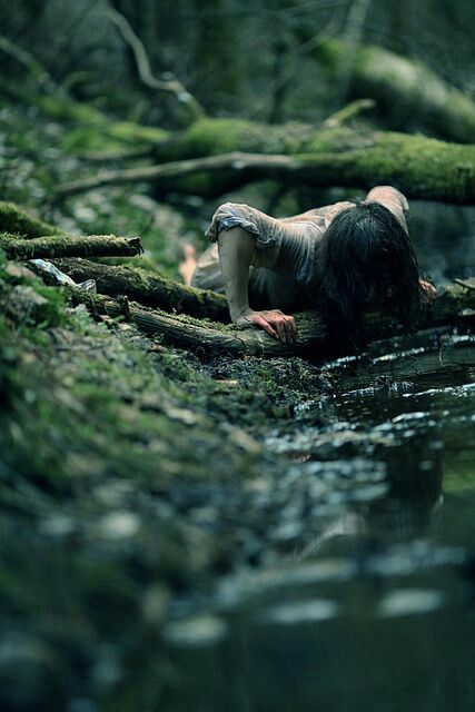 Kay crawling away fro the lake when she gets out Apocalypse Au, Southern Gothic, Arte Obscura, Theme Halloween, Wild Woman, Foto Art, Fantasy Aesthetic, Forest Fairy, Dark Photography