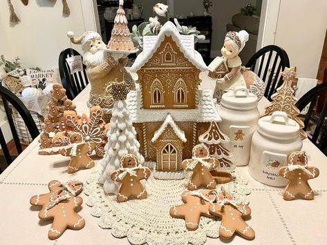 Christmas House Decorations Indoor, Gingerbread House Ideas, Cozy Holiday Decor, Gingerbread House Parties, Gingerbread Christmas Tree, Gingerbread Party, The Best Dessert, Gingerbread Crafts, Gingerbread Christmas Decor