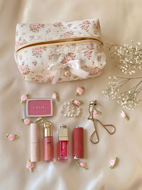 Aesthetic Makeup Bags, Pink Cosmetics Aesthetic, Pink Stuff Aesthetic, Cadeau Aesthetic, Makeup Pouch Aesthetic, Make Up Aesthetic Beauty Products, Pink Floral Makeup, Aesthetic Makeup Bag, Makeup Bag Aesthetic