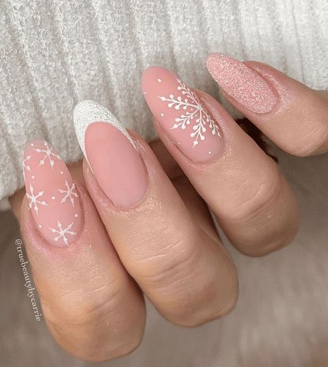 40 Adorable Snowflake Nails For Winter That'Ll Turn Heads ⋆ Beautymone Luxio Nails, Christmas Nail Designs Easy, November Nails, Holiday Nail Designs, Christmas Nails Easy, Christmas Gel Nails, Nail Candy, Snowflake Nails, Christmas Nails Acrylic