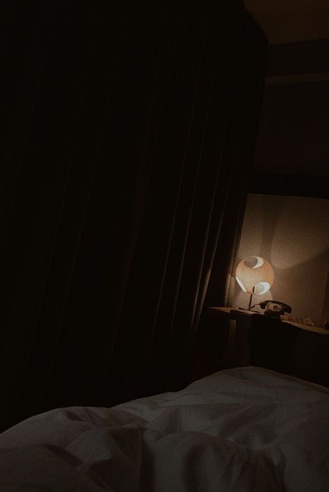 Bedroom Story Instagram, Night Bedroom Snap, Room At Night Aesthetic, Hotel Room Aesthetic Night, Room Night Aesthetic, Night Aesthetic Bedroom, Hotel Room Aesthetic, Dark Room Aesthetic, Foto Hotel