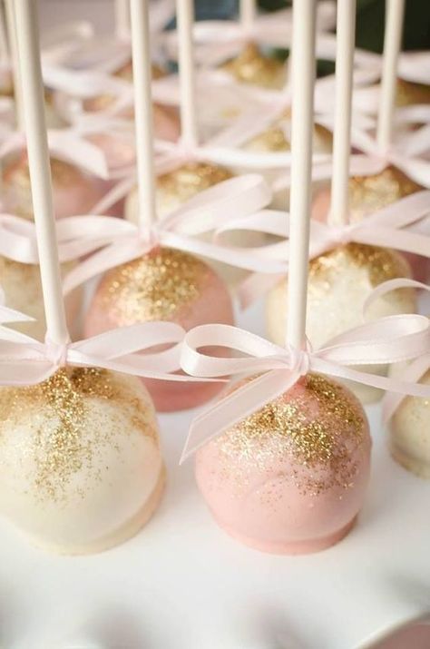 Pink and white cake pops dusted with gold edible glitter! Cake Pop Receita, Baby Shower Pasta, Tårta Design, White Cake Pops, حفل توديع العزوبية, Gateau Baby Shower, Idee Babyshower, Gold Sprinkles, Shower Desserts