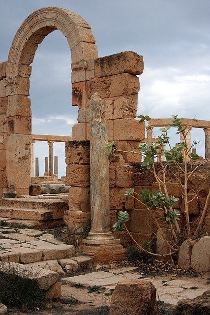 Leptis Magna, Temple Ruins, Beautiful Ruins, Ancient Places, Ancient City, Ancient Temples, The Ruins, Foto Art, Ancient Architecture