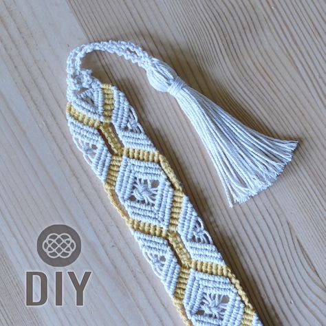 DIY Two colour macrame bookmark (Diamond pattern) with tassel. Macrame Bookmark, Macrame School, Macrame Headband, Micro Macrame Tutorial, Bookmark Pattern, Macrame Bracelet Tutorial, Macrame Bracelet Patterns, Macrame Supplies, Macrame Wall Hanging Patterns