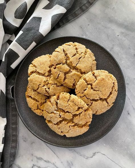 kinako sugar cookies Roasted Soybeans, Japanese Dessert Recipes, Easy Cookie Recipe, Yummy World, Matcha Cookies, Sugar Cookie Recipe, Japanese Dessert, Sweet Cookies, Asian Desserts