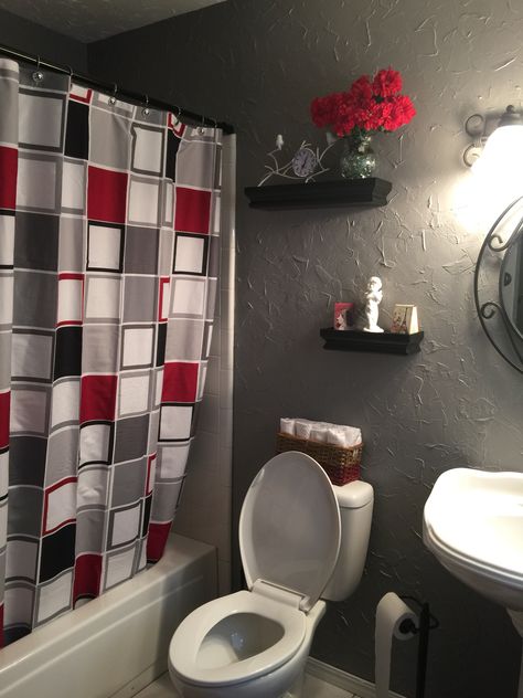 Red And Black Bathroom, Colorful Bathrooms, Red Bathroom Decor, Black Bathroom Decor, Bathroom Decor Themes, Gray Bathroom Decor, New Bathroom Ideas, Red Bathroom, White Bathroom Decor