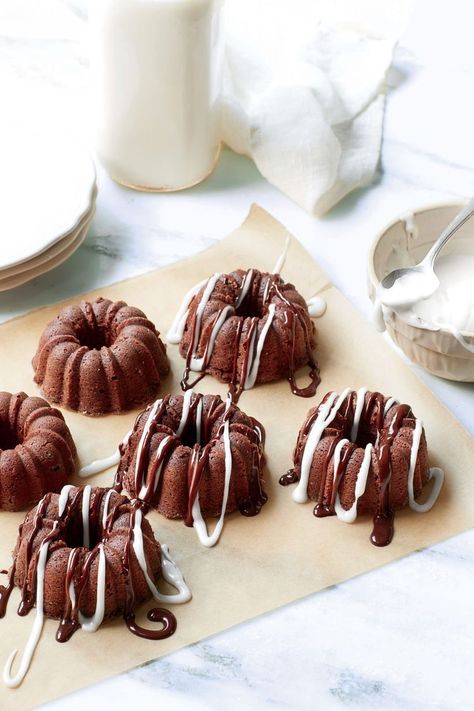 Mini Triple-Chocolate Buttermilk Pound Cakes بيتي فور, Buttermilk Pound Cake, Mini Dessert Recipes, Buttermilk Recipes, Mini Bundt Cakes, Bite Size Desserts, Pound Cakes, Desserts For A Crowd, Bundt Cakes Recipes