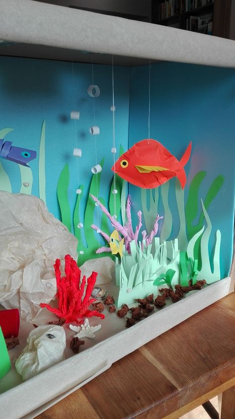 Diorama Under The Sea, Ocean Plants Underwater, Paper Fish Tank, Fake Aquarium Diy, Ocean Diorama Project, Fish Diorama, Paper Aquarium, Ocean Diorama, Diorama Kids