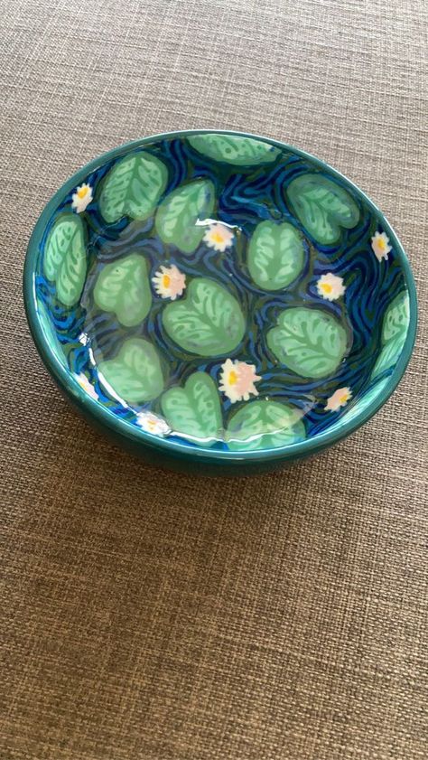 Pottery Class Ideas Ceramic Art, Pond Pottery Painting, Paint Your Own Pottery Bowl Ideas, Painting Trays Ideas, Ramen Bowl Ceramic Design, Egg Cup Painting Ideas, Colormemine Ideas, Painted Bowls Ceramic, Pottery Painting Ideas Green