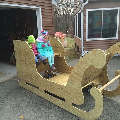 Outdoor Santa, Wooden Sleigh, Christmas Yard Art, Christmas Float Ideas, Christmas Yard Decorations, Christmas Parade, Christmas Sleigh, Christmas Yard, Christmas Tree Farm