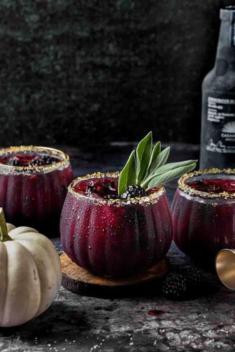 Blackberry Smash, Blackberry Margarita, Plats Healthy, Boozy Drinks, Halloween Cocktails, Fancy Drinks, Mixed Drinks Recipes, Cocktail Drinks Recipes, Pomegranate Juice