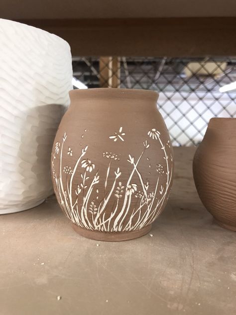 Vase Glazing Ideas, Scraffito Designs Simple Vase, Carved Vases Ceramic Pottery, Pottery Scraffito Patterns, Sgrafito Ceramics, Ceramics Carving Ideas, Pottery Designs Carving, Pottery Carving Ideas, Scraffito Designs Simple