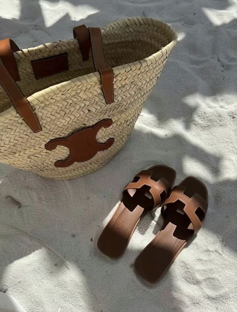 Hermes Slippers, Coastal Girl, Sac Louis Vuitton, F1 Driver, Look Festival, Sacs Design, Vacay Outfits, Classy Girl, Hermes Oran