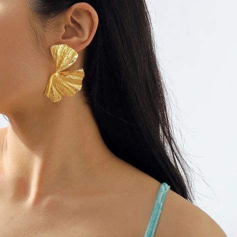 Chunky flower petal Available in gold - 6,200 SOLD OUT✅ #classyfeats #shopperawlic #jewelledbyclassyfeats Golden Magic, Big Stud Earrings, Lagos Jewelry, Sleek Updo, Y2k Accessories, Petal Flower, Ginkgo Leaf, Flower Petal, Flower Earrings Studs