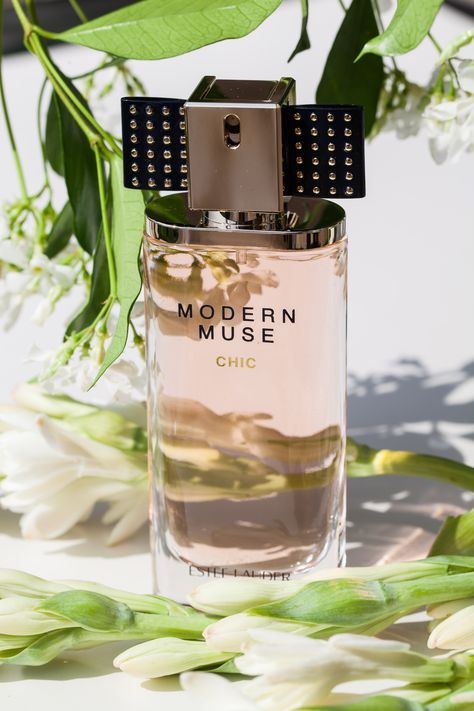 New Modern Muse Chic! Love this new one from Estée Lauder, Modern Muse Estee Lauder, Scented Wedding, Modern Muse Perfume, Bombshell Perfume, Estee Lauder Modern Muse, Perfume Photography, Diy Perfume, Perfume Store, Beautiful Perfume Bottle