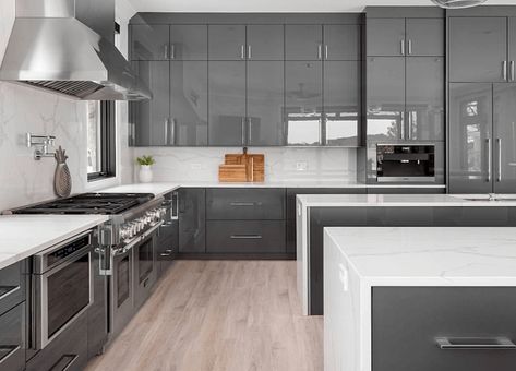 There is something in the color gray that makes it ideal for kitchens. The color gray offers a feeling of warmth and relaxation offering the best of both worlds. Many homeowners are now opting for high-gloss gray kitchen cabinets instead of the usual all-white or brown painted cabinets. Netherlands House, Grey Gloss Kitchen, High Gloss White Kitchen, High Gloss Kitchen Cabinets, Gloss Kitchen Cabinets, Glossy Kitchen, Metal Kitchen Cabinets, Laminate Kitchen Cabinets, White Gloss Kitchen