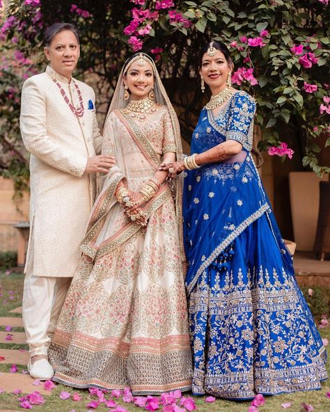 Pastel bridal look Pastel Lehenga Designs, Shaadi Outfits, Pastel Lehenga, Bridal Entry, Indian Wedding Poses, Brides Mom, Bride Photos, Bridal Photography Poses, Mother Of Bride Outfits