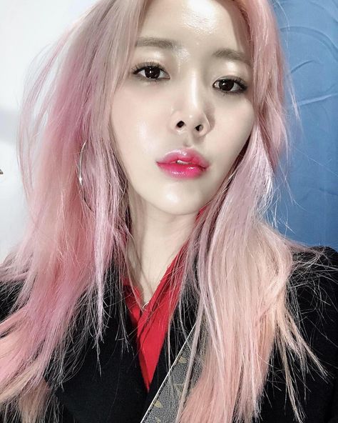 The Top Hair-Color Trends in Korea for 2019, According to Pros | Allure Frosted Tips, Hair Color Asian, Korean Hair Color, Makeup Hacks Beauty Secrets, Guy Tang, At Home Hair Color, Hair Color Highlights, Asian Hair, Cool Hair Color