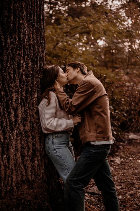 Photo Shoot Engagement Ideas, Trail Photoshoot Couple, Picture Idea For Couples, Simple Engagement Poses, Cute Nature Couple Pictures, Couples Photoshoot Greenery, Couples Laying Down Pose Photography, Late Fall Couple Photoshoot, Fall Portraits Couples