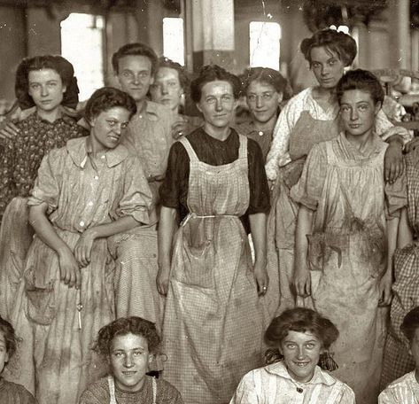 1 de mayo Día Internacional del Trabajo – Observatorio de Empleo Ellis Island, Irish History, Photo Vintage, Edwardian Era, 8th Of March, Working Woman, White Photo, Vintage Photographs, Vintage Photography