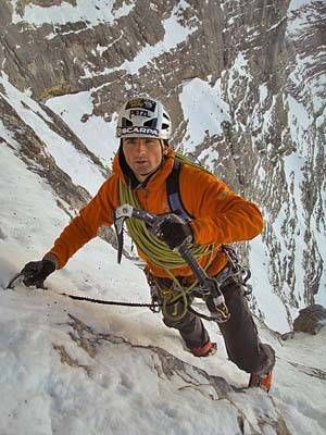 Ueli Steck, North Face Eiger  ohhhh don't slip Eiger North Face, Alpinist Climbing, Everest Climbing, Climbing Memes Funny, Rock Climbing Memes Funny, Climbing Mt Everest, Climbing Gear, Mountain Climbers, Mountain Climbing