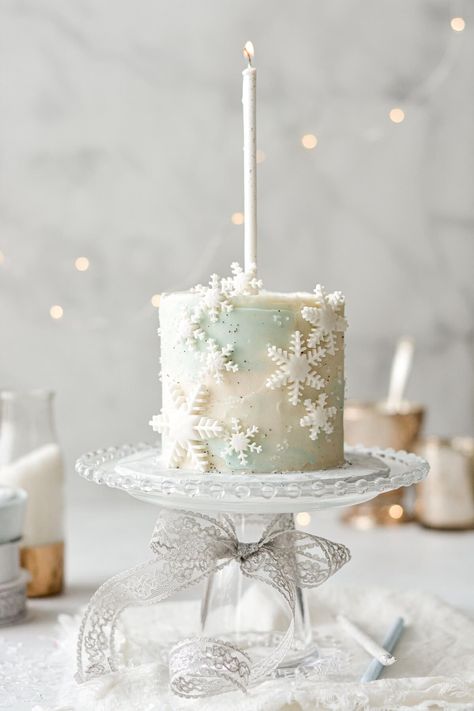 Schnee Party, Winter Onederland Cake, Christmas Birthday Cake, First Birthday Winter, Winter Wonderland Cake, Winter Onederland Birthday Party, Christmas Themed Cake, Snowflake Cake, Onederland Birthday Party