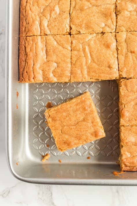 Easy Blondie Recipe, Blonde Brownie Recipe, Blondies Recipe Easy, Homemade Brownies Easy, Blondie Recipe, Blondies Recipe, Blondie Brownies, Desert Recipes, Brownie Recipes