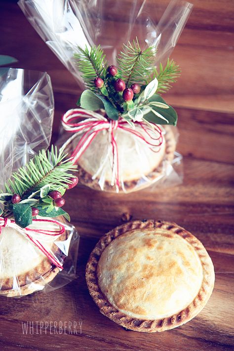 mini pies gifting ..use clear cellophane bags with added holiday greenery tied with baker's twine Mini Cherry Pies, Pie Gifts, Cherry Pies, Christmas Food Gifts, Holiday Greenery, Mini Pies, Christmas Packaging, Pretty Packaging, Bake Sale