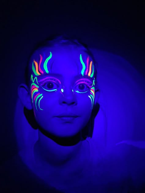 Glow Paint Body Designs, Glow In Dark Face Paint, Uv Light Makeup Ideas, Glow In Dark Makeup Ideas, Blacklight Face Paint, Glow In Dark Face Paint Ideas, Glow Body Painting Ideas, Rave Body Painting, Easy Neon Face Paint Ideas