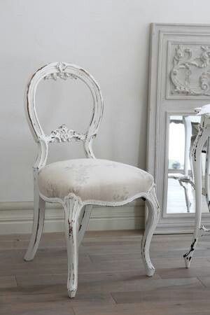 Beautiful white chair Shabby Chic Dining Chairs, Ornate Chairs, Fancy Chair, Reupholster Furniture, Luxury Dining Room, French Chairs, Ornate Furniture, White Chair, Fabric Dining Chairs