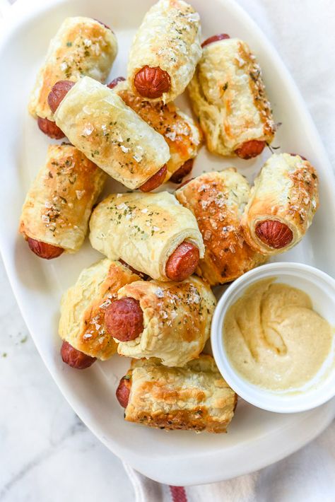 Pigs In a Puff Pastry Blanket wrapped in flaky puff pastry, this appetizer heads to a whole new level of delicious | foodiecrush.com High Tea Diy, Tea Party Food Savory, Picknick Food, Picknick Snacks, Pigs In A Blanket Recipe, Puff Pastry Recipes Savory, Savory Puff Pastry, Baked Appetizers, Pastry Appetizer