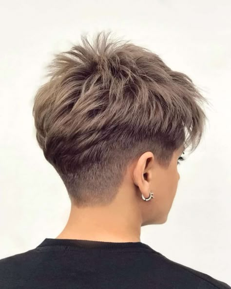 Duck Tail Haircut, Pixie Haircut With Highlights, Spiky Pixie Haircut, Pixie Cut Shaved Sides, Spiky Haircut, Obličejové Masky, Layered Pixie Haircuts, Fine Flat Hair, Short Spiky Haircuts