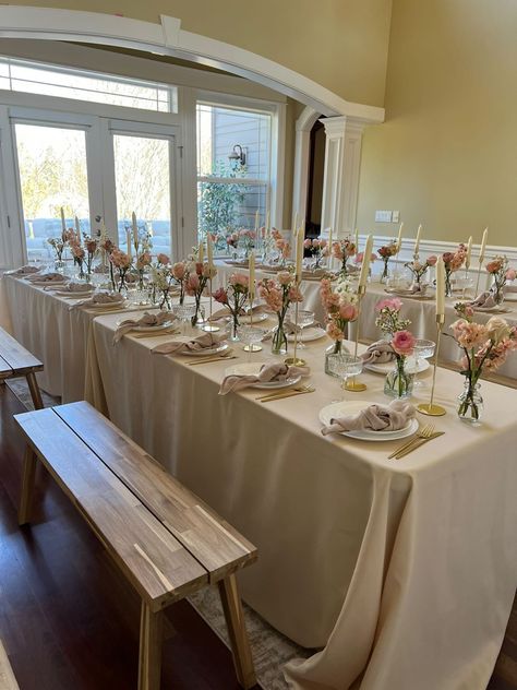 Bridal Shower Ideas Pink, Flower Bridal Shower Theme, Bridal Shower Tablescape, Bud Vases Wedding, Bridal Shower Table Decorations, Beige Decor, Long Table Wedding, Bridal Party Tables, Blush Bridal Showers