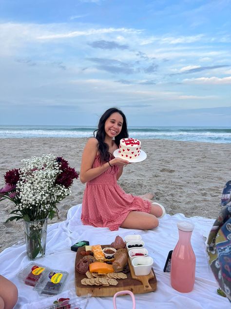 Picnic On The Beach Birthday, Birthday Picnic At Beach, Birthday Cake On The Beach, Beach Picnic Bday Party Ideas, Beach Birthday Decoration Ideas, Beach Birthday Party Picnic, Picnic Bday Party Ideas Simple, Summer Birthday Pictures, Birthday At Beach Ideas