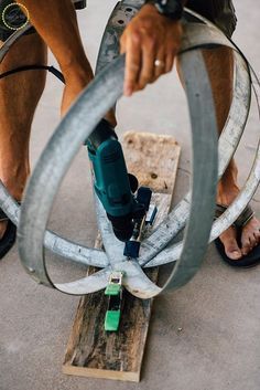 How to Make Rustic Garden Decor from a Wine Barrel Wine Barrel Garden, Garden Diy Decoration Ideas, Wine Barrel Rings, Balkon Decor, Barrel Projects, Garden Spheres, Garden Globes, Diy Lampe, Swap Meet