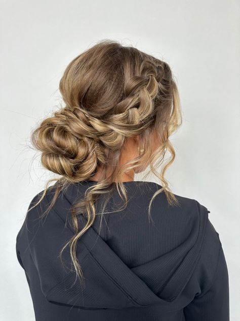 Prom Hair Up, Bridesmaid Hair Inspo, Cute Prom Hairstyles, Prom Hairstyles Updos, Formal Hairstyles For Long Hair, Pageant Hair, Simple Prom Hair, Ball Hairstyles, Hoco Hairstyles