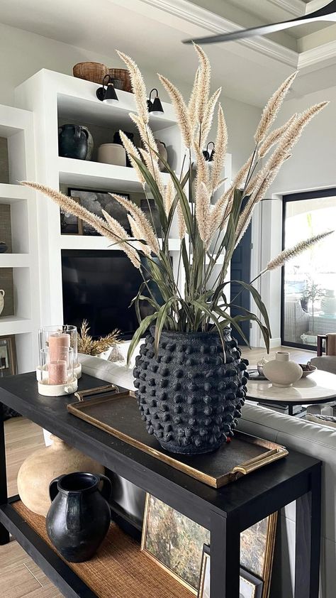 Faux Flower Arrangements Living Rooms, Afro Boho Kitchen, Boho Kitchen Table Decor, Big Vases Decor Living Room, Formal Dining Table Decor, Mexican House Design, Hacienda Mexico, Hacienda Style Home, Vases Decor Living Room