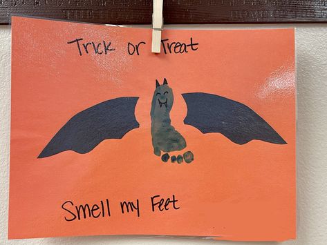 Halloween Toddler Art, Halloween Bats Crafts, Feet Drawing, Newborn Art, Halloween Toddler, Kids Fall Crafts, October Crafts, Halloween Arts And Crafts